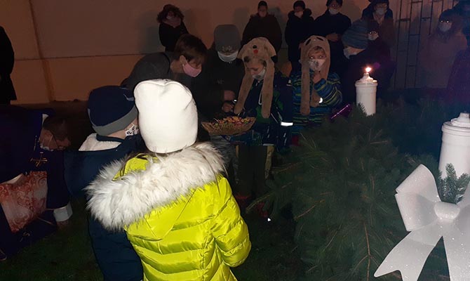 A szentmisét követően a templomudvarban lévő koszorún meggyújtották az első adventi gyertyát.